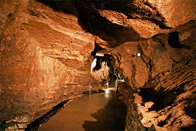 Az Abaligeti cseppkőbarlang érdekes élményt kínál