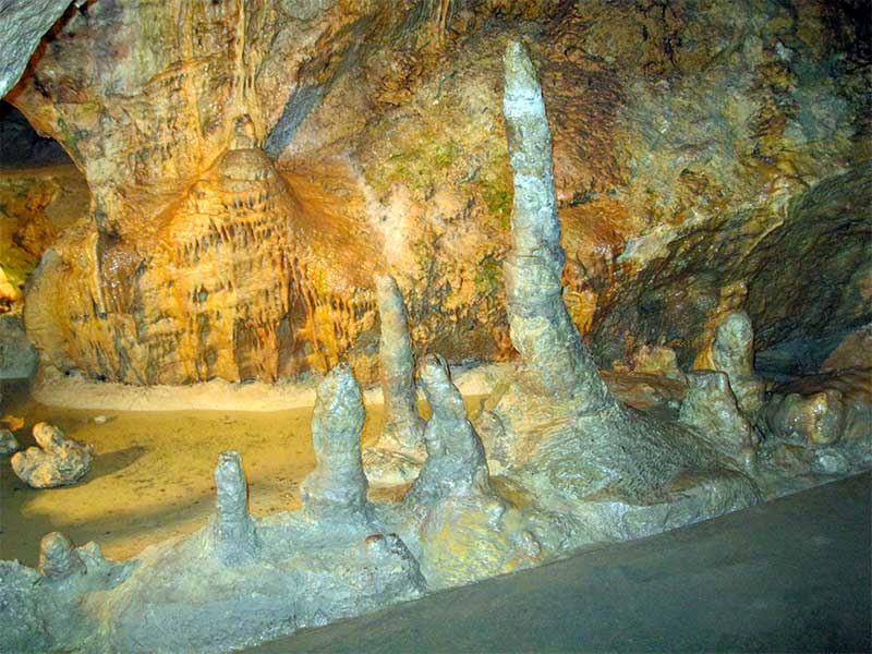 A Pál-völgyi cseppkőbarlang jól megközelíthető helyen fekszik