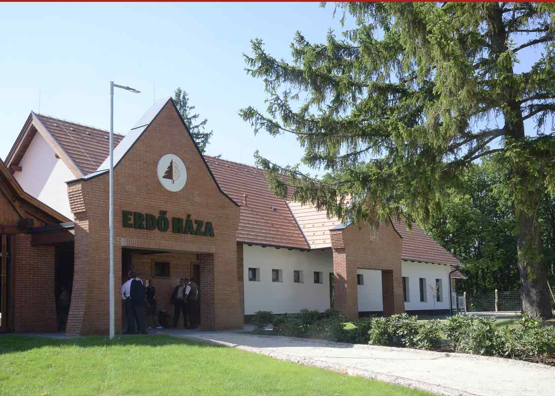 Átadták az Erdő Háza ökoturisztikai látogatóközpontot a Soproni Parkerdőben