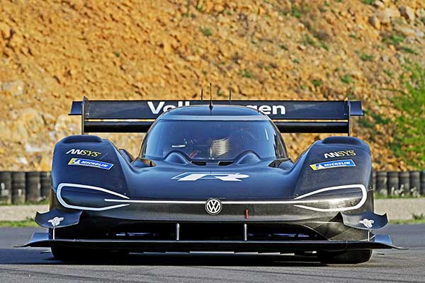 Minden gramm számít – Ultrakönnyű elektromos versenyautóval készül a Volkswagen a Pikes Peakre