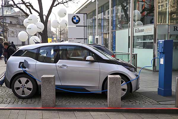A BMW Group célul tűzi ki, hogy 2021 végére egymillió darab hálózatról tölthető gépjárműje guruljon a Föld útjain